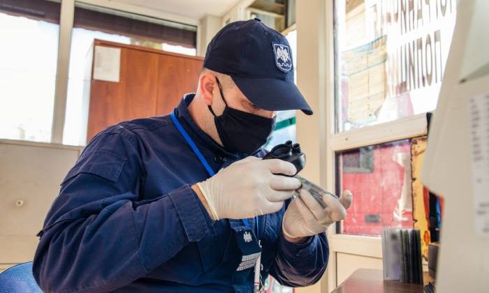 Doi moldoveni, depistați la frontieră cu acte false. Încercau să ajungă în UE (FOTO)