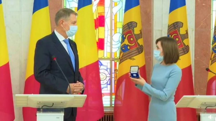 Un tablou ce imprimă elemente din cultura Republicii Moldova, printre cadourile anului 2020 primite de Klaus Iohannis