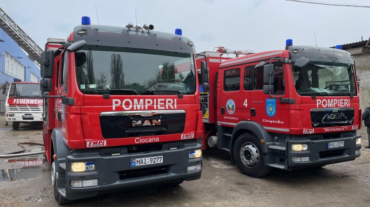 FOTO Incendiu matinal în Capitală. Focul a izbucnit într-un depozit din sectorul Botanica