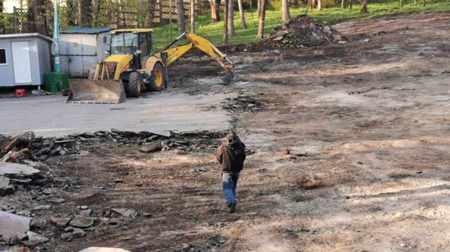 FOTO Teatrul de vară din Parcul „Valea Morilor” este în plin proces de reabilitare! Muncitori lucrează de zor la acesta