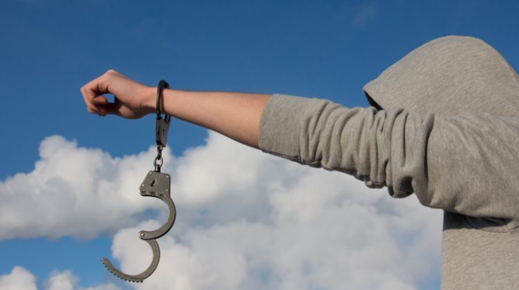 Dosarul drogurilor de peste 100 000 lei găsite la Edineț: Unul dintre suspecți, plasat în arest preventiv