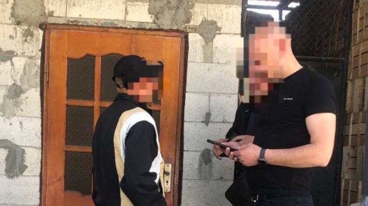 O femeie, șantajată și impusă să facă sex. Un individ demonstra imagini cu ea în ipostaze intime