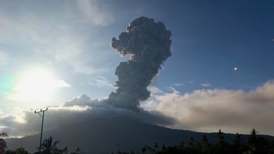 Sute de zboruri anulate în Bali. Un vulcan a erupt şi a format o coloană de fum de 9 km înălţime