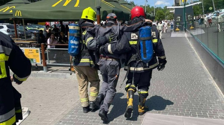Pompierii au simulat un incendiu la un centru comercial din capitală