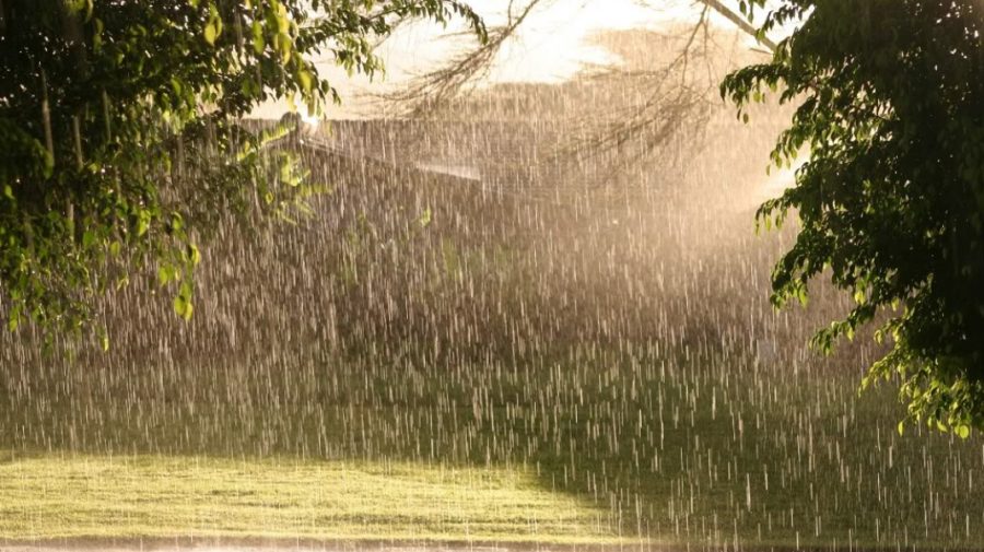 Miercuri seara sunt prognozate ploi cu descărcări electrice