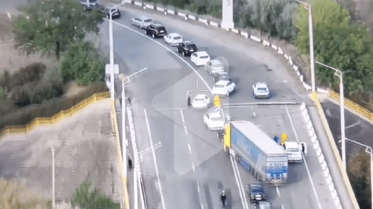 VIDEO Alegeri în secțiile de vot din stânga Nistrului: Pe podul Rîbnița–Rezina se creează ambuteiaje
