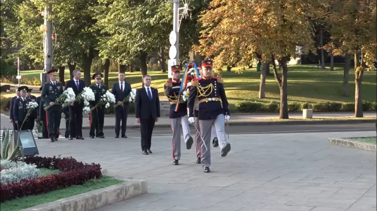 NO COMMENT | 34 DE ANI DE LA FONDAREA ARMATEI NAȚIONALE, MARCAȚI PRIN CEREMONII ȘI DEPUNERI DE FLORI