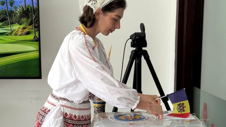 FOTO O mamă moldoveancă a parcurs 1.400 km cu copiii din Changsha la Beijing pentru a vota la parlamentare