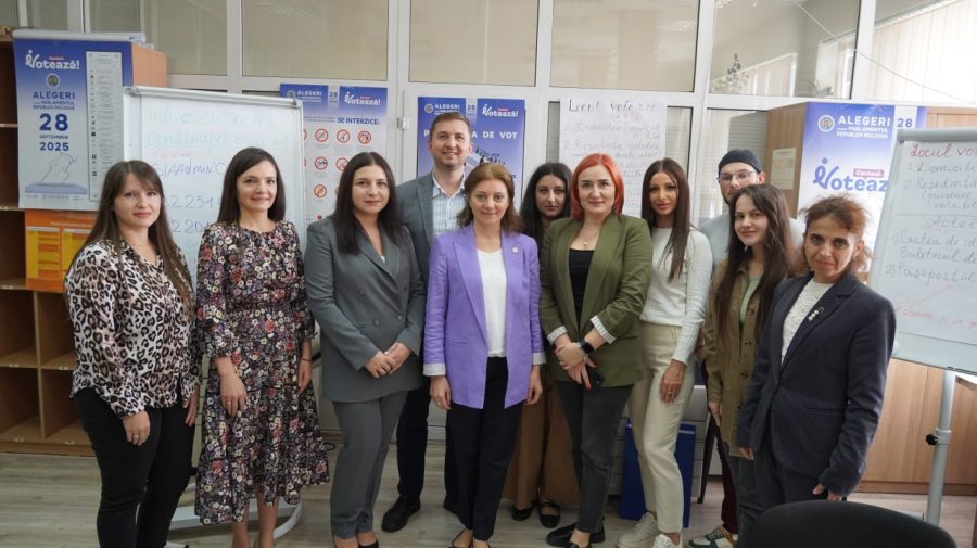 Membrii CEC au oferit consultații la telefon alegătorilor! Pentru o zi au devenit operatori la Centrul de Apel