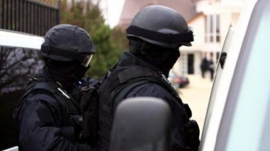 Trei persoane reținute în ancheta privind coruperea alegătorilor cu bani rusești