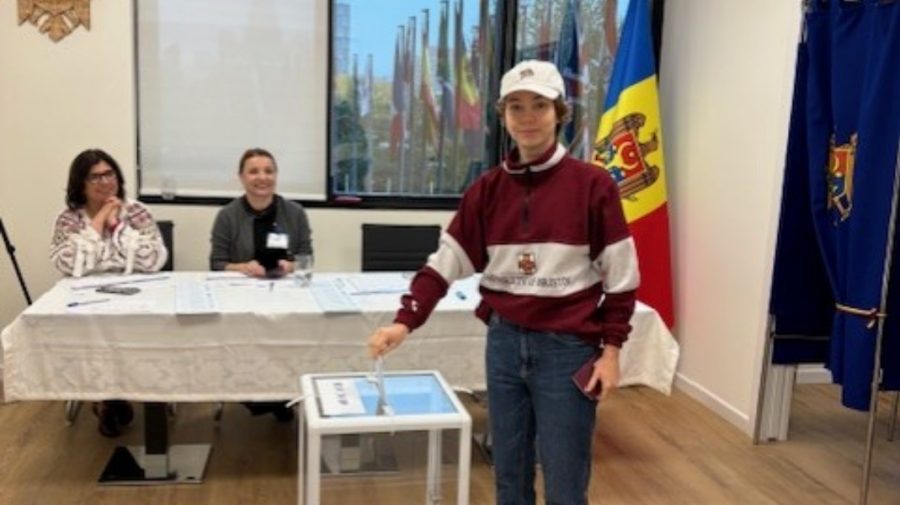 O studentă aflată în călătorie prin Asia Centrală a votat la Astana. „Votul ne unește indiferent unde ne aflăm în lume”