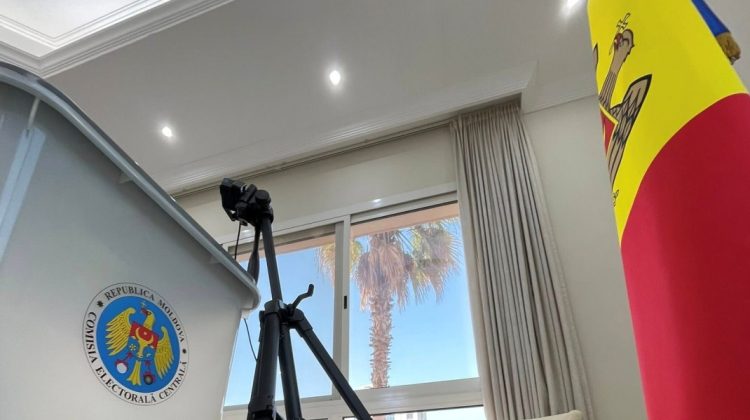 FOTO Tineri de 18 ani au votat pentru prima dată la Dubai, unde a fost deschisă în premieră o secție de votare