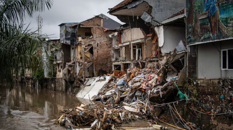 VIDEO Inundații devastatoare în Indonezia: 18 morți și sute de evacuați în Bali și Flores