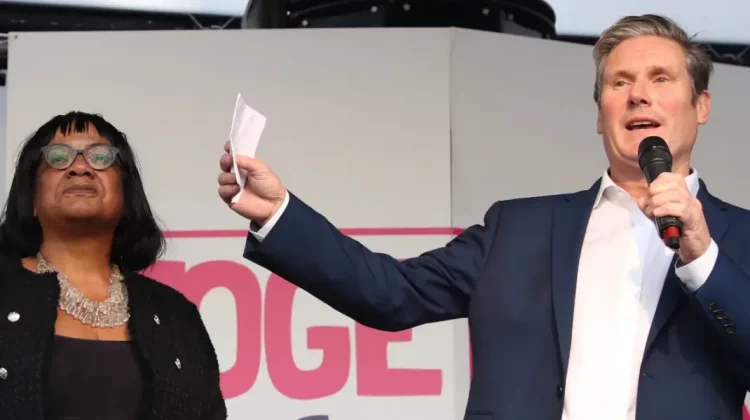 Consilierul principal al premierului britanic a demisionat după mesaje cu tentă sexuală adresate deputatei Diane Abbott