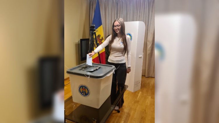 Parlamentare 2025: Prima alegătoare la secția de votare din Vilnius a fost la prima sa experiență electorală