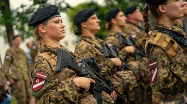 Letonia ia în considerare introducerea serviciului militar obligatoriu pentru femei începând cu 2028