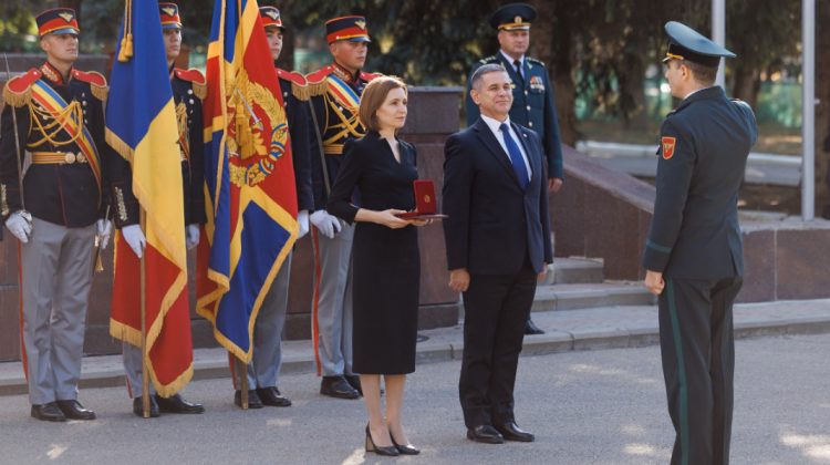 FOTO De Ziua Armatei Naționale, președinta Maia Sandu a felicitat militarii și a conferit distincții de stat