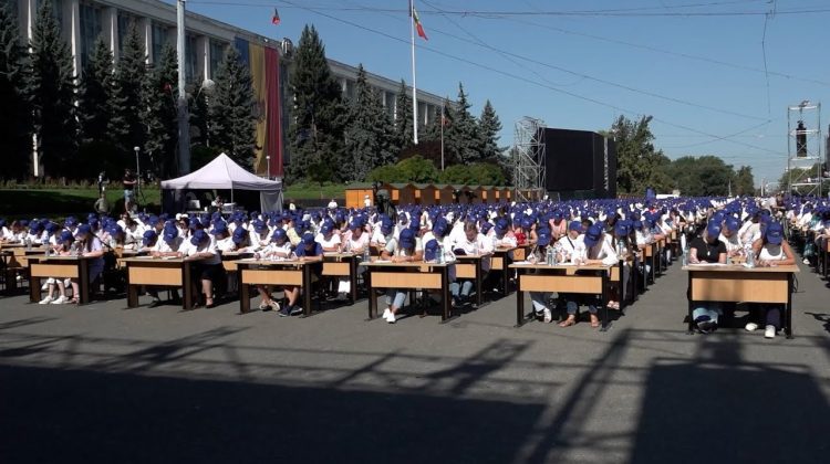 NO COMMENT | PESTE 2000 DE OAMENI AU PARTICIPAT LA MAREA DICTARE NAȚIONALĂ ÎN CENTRUL CHIȘINĂULUI