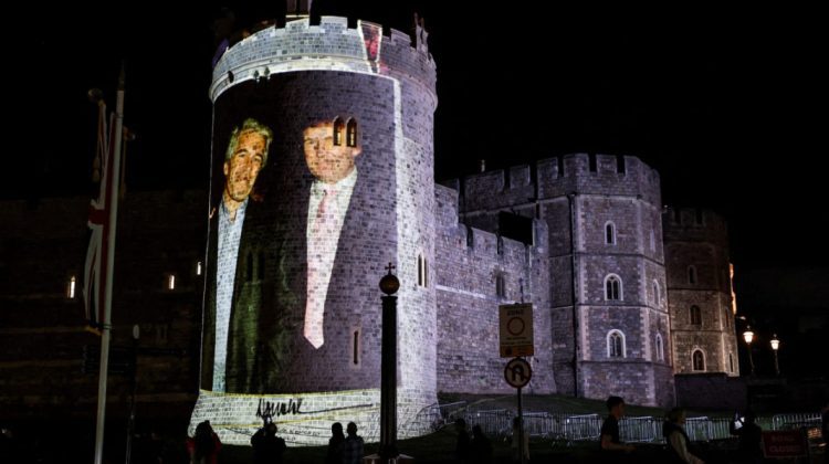 Poze cu Trump și Epstein au fost proiectate pe Castelul Windsor din Marea Britanie. Patru persoane au fost arestate
