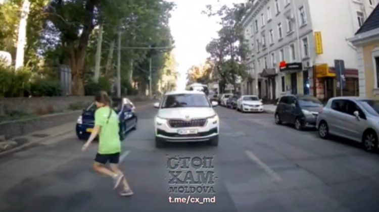 VIDEO O minoră de 13 ani, lovită în plin de un automobil în centrul Chișinăului. A ajuns la spital
