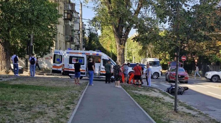 VIDEO O motocicletă s-a lovit cu o mașină în Chișinău. O șoferiță a ajuns la spital