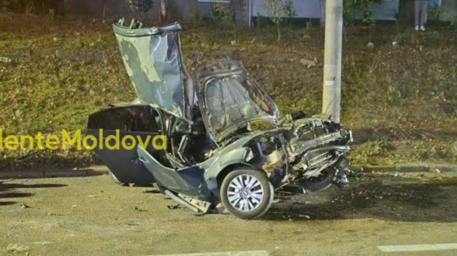 FOTO O mașină a fost făcută zob după ce a fost implicată într-un accident. Șoferul a ajuns la spital