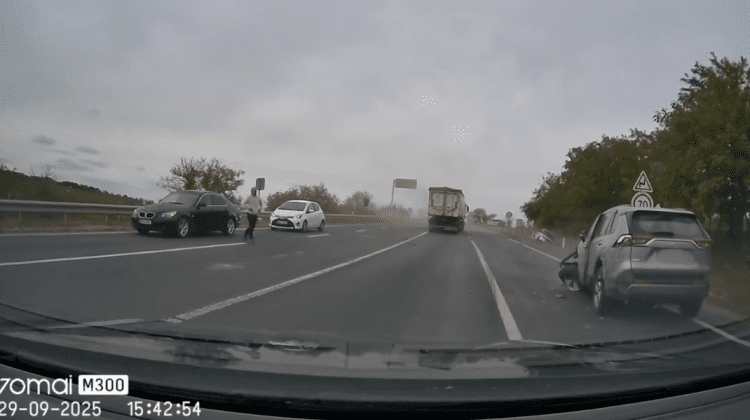 VIDEO Accident grav la Hîncești, cauzat de o șoferiță care a ieșit pe contrasens. Femeia a fost transportată la spital