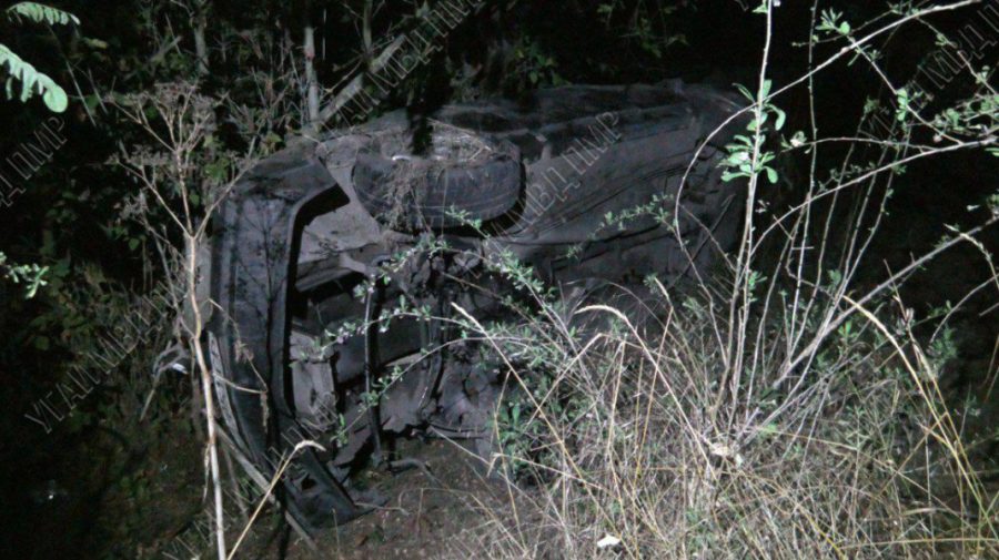 FOTO A pierdut controlul volanului după care s-a răsturnat: Șoferul și trei pasageri au fost răniți