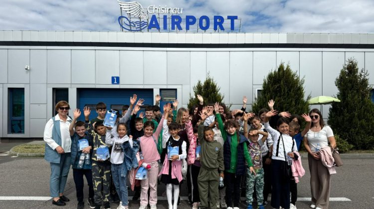 Ziua Aviației, sărbătorită cu emoții la Aeroportul Chișinău. Copii din Călărași au avut parte de o experiență unică