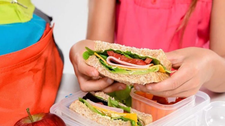 Ce să mănânce copilul la școală. Află cele 5 grupe vitale pentru energie și creștere