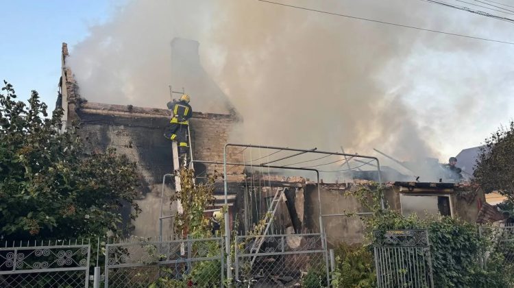 Atacuri rusești cu drone și rachete din cursul nopții: Cinci răniți și zeci de clădiri distruse