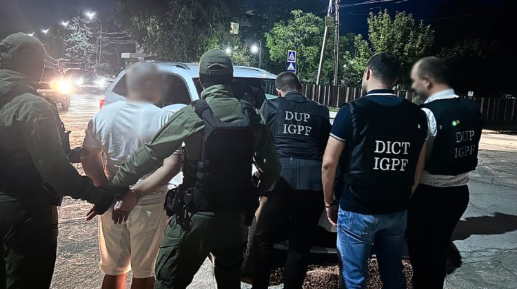 VIDEO Ar fi șantajat un ucrainean cu 5.000 de dolari pentru o călătorie ilegală. Un bărbat, reținut