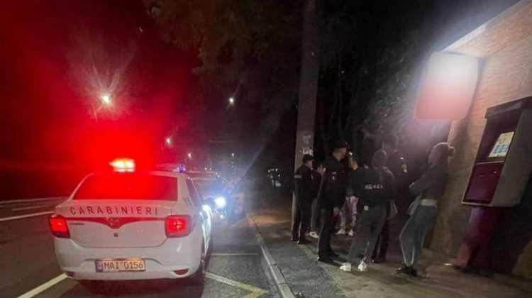 Nu s-au urcat în autobuz, dar au ajuns la poliție. Ceartă între trei bărbați, oprită de carabinieri