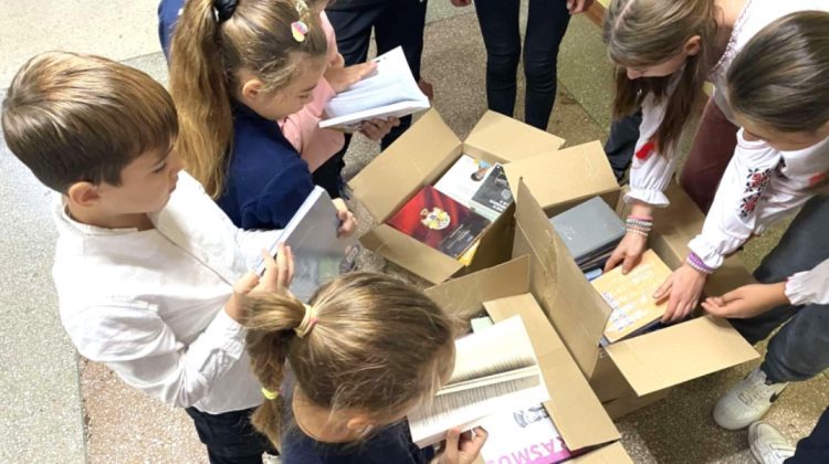 FOTO Mii de cărți noi în limba română au ajuns în școlile din țară