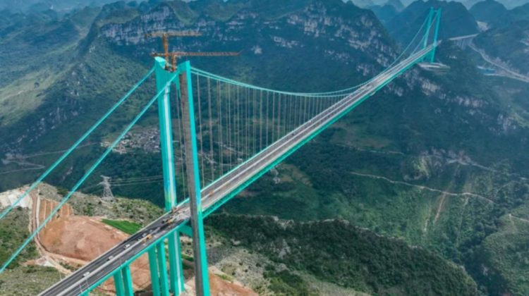 China a inaugurat cel mai mare pod suspendat din lume, după un proiect inovator. Are cale ferată, autostradă și șosea