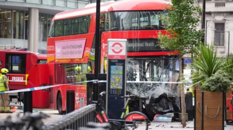 VIDEO Un autobuz supraetajat a intrat în pietonii de pe un trotuar din Londra