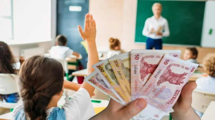 Ajutorul de 1000 de lei pentru elevi poate fi ridicat de la bancă sau poștă