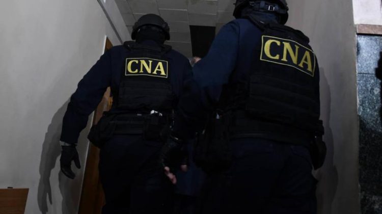 16 mii de euro mită, pentru a „aranja” un dosar penal. Percheziții la un cuplu din capitală