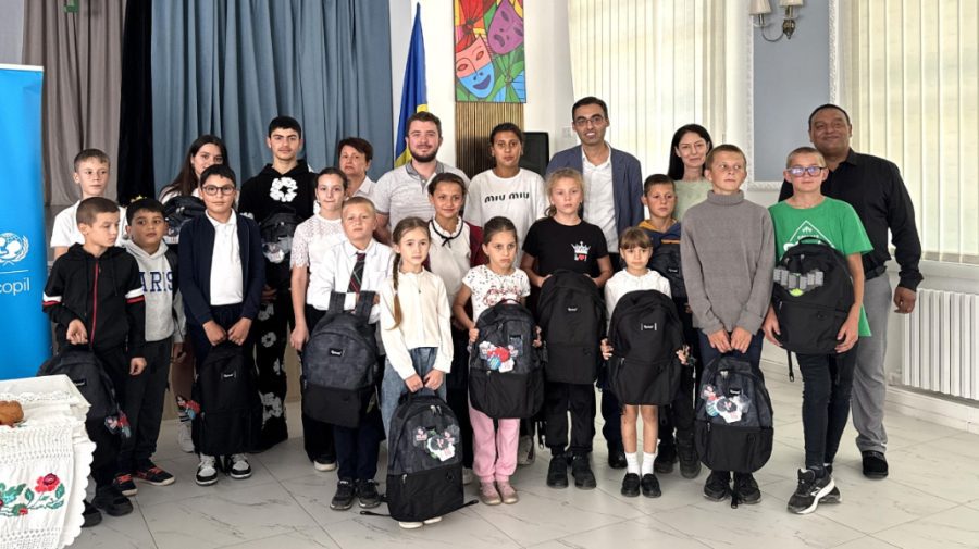 Ghiozdane și rechizite noi pentru câțiva elevi romi din Mingir, raionul Hîncești