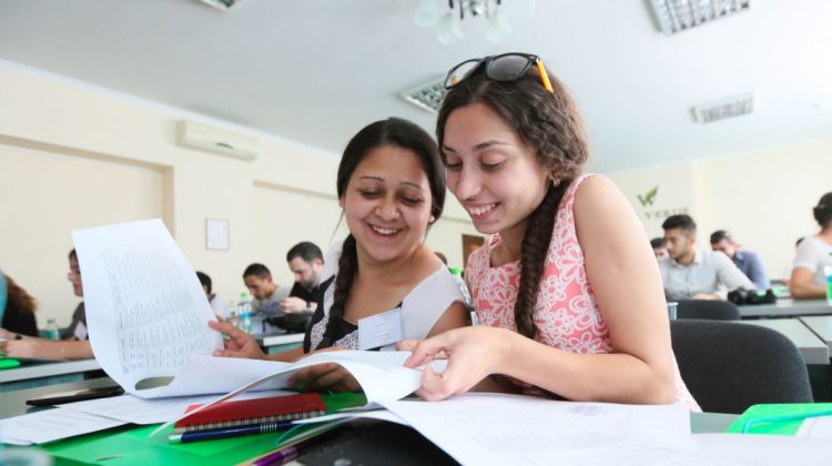 Burse de merit pentru elevii și studenții de etnie romă, în noul an de studii