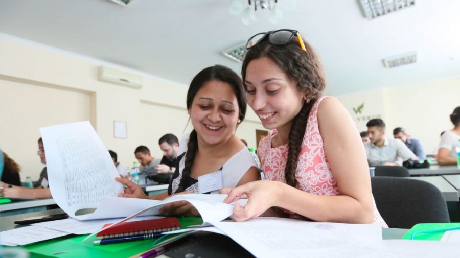 Burse de merit pentru elevii și studenții de etnie romă, în noul an de studii