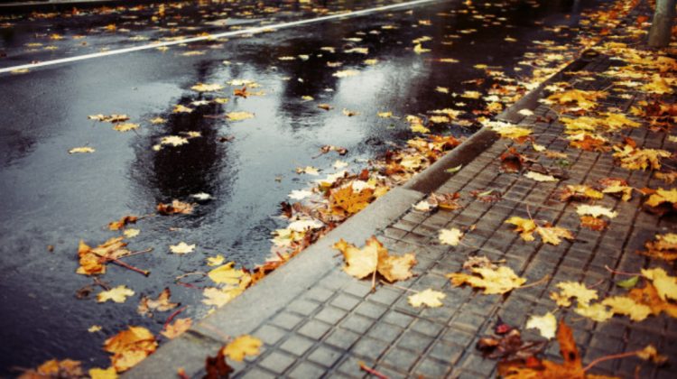 Vreme mohorâtă în Moldova: Cod galben de ploi puternice și temperaturi scăzute