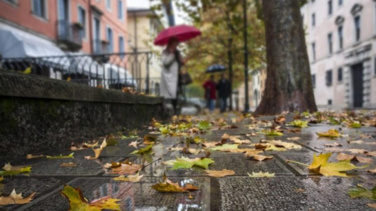 La noapte sunt posibile ploi slabe și descărcări electrice, anunță meteorologii