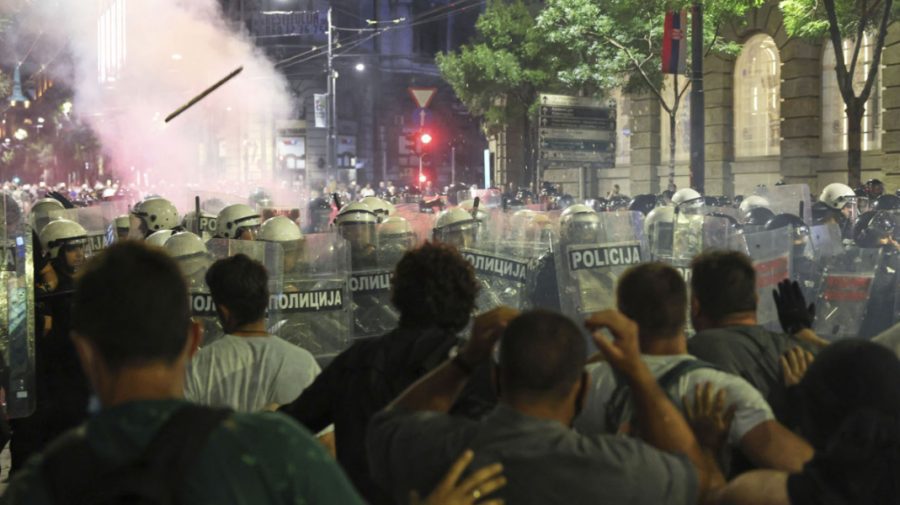 VIDEO Serbia „fierbe”: studenții cer alegeri, poliția răspunde cu grenade