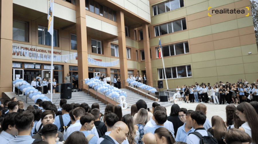 Aproape 31 de mii de copii au pășit luni în clasa întâi