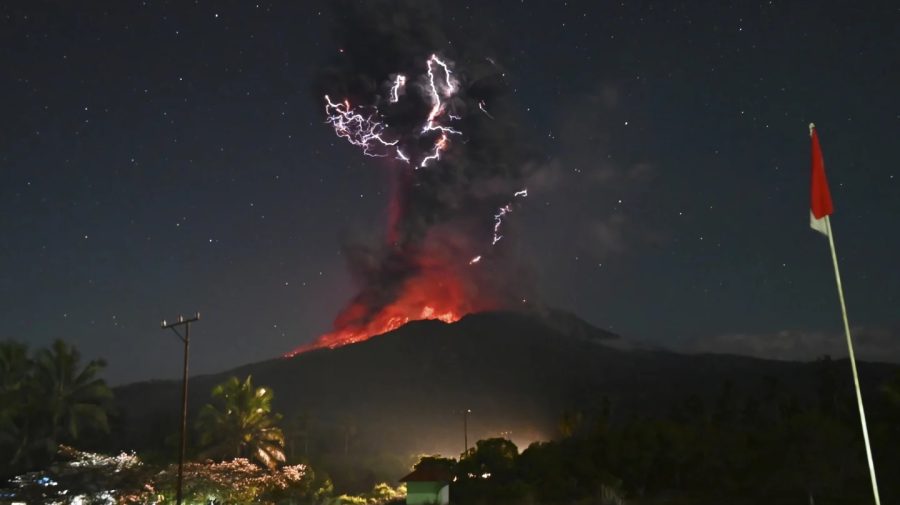 VIDEO Erupție spectaculoasă a vulcanului Lewotobi Laki-Laki. Zborurile din Bali, suspendate temporar