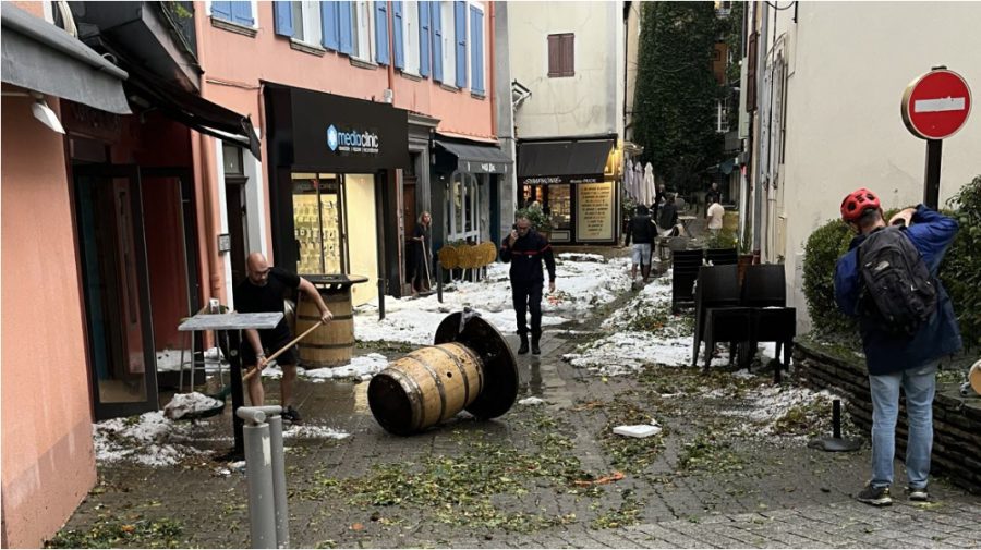 VIDEO Potop cu grindină în Franța: Două case au fost lovite de trăsnet, iar mai multe străzi – inundate