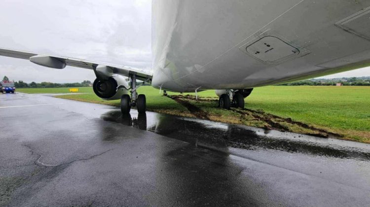 VIDEO Incident aviatic la Cracovia: Un avion a derapat de pe pistă