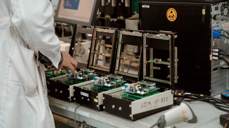 Cu 136 de companii și peste 14 mii de angajați, industria electronică a Moldovei devine un motor de creștere economică