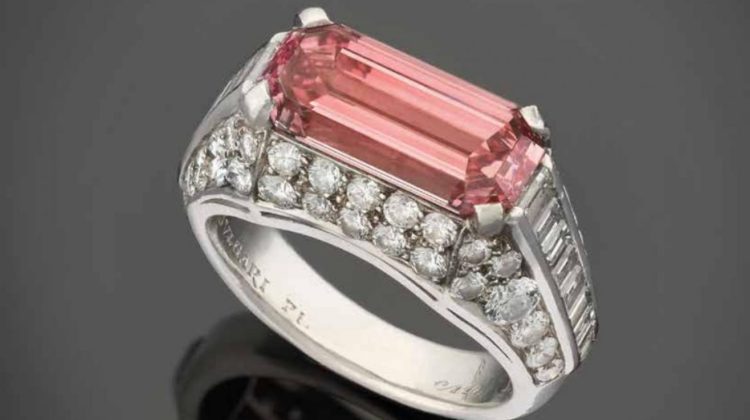 O femeie s-a dus la bijutier cu inelul moștenit de la bunica ei și a avut o surpriză uriașă când a auzit cât valorează